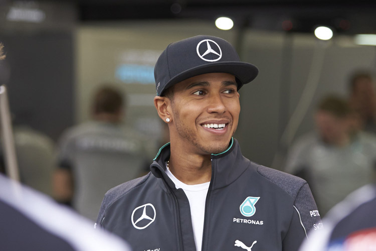 Hat gut Lachen: Malaysia-Sieger Lewis Hamilton drehte im Morgentraining die schnellste Runde