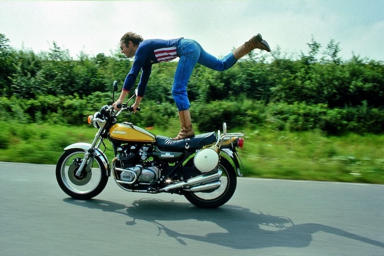 Zirkusreife Kunststückchen: Jochens beliebte Stunt-Show auf seiner Kawasaki