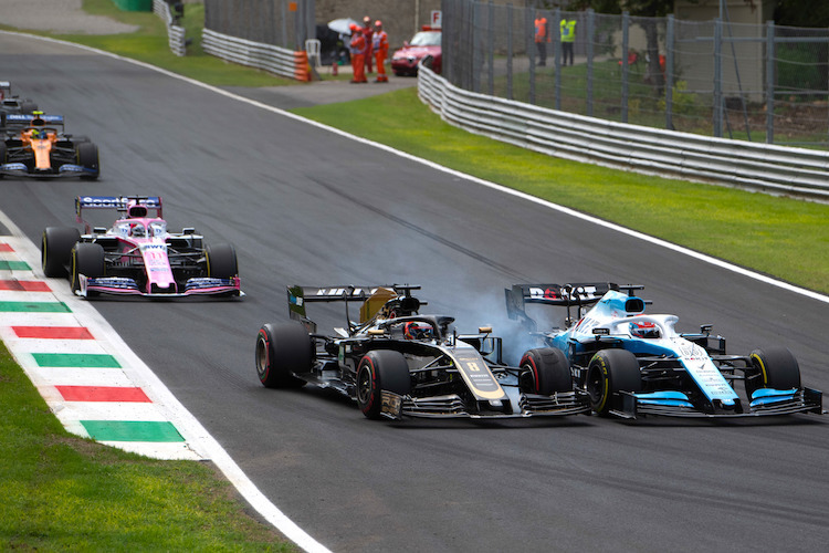 Williams-Pilot und Mercedes-Junior George Russell (rechts) im Kampf gegen Romain Grosjean (Haas)