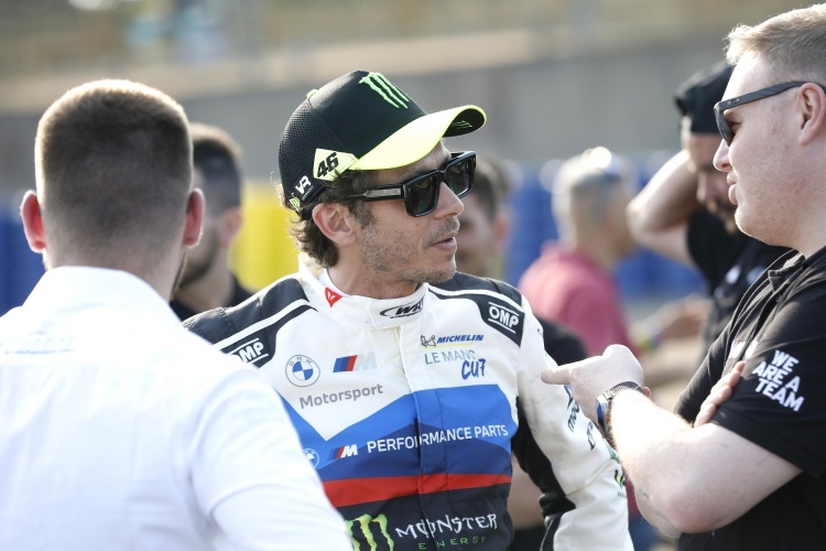 Valentino Rossi ist auch in Le Mans ein gefragter Mann
