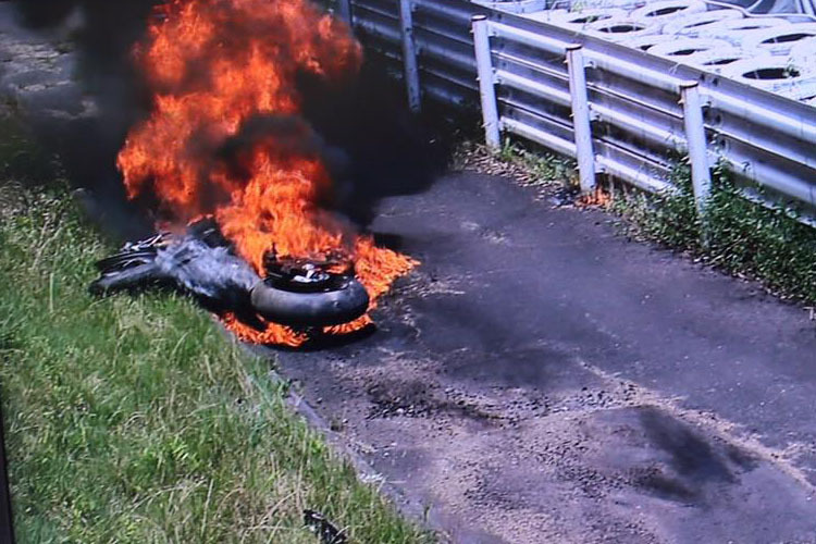  Die Honda des Teams F.C.C. TSR ging nach dem Crash in Flammen auf