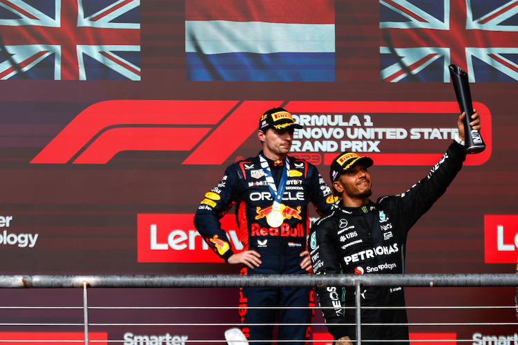 Sieger Max Verstappen und der zweitplatzierte Lewis Hamilton