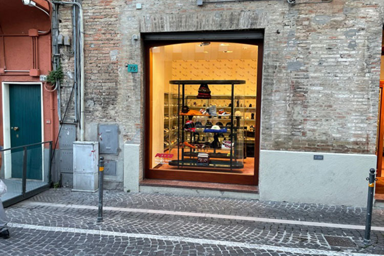 Pesaro: Schaufenster mit Helm von Pecco Bagnaia