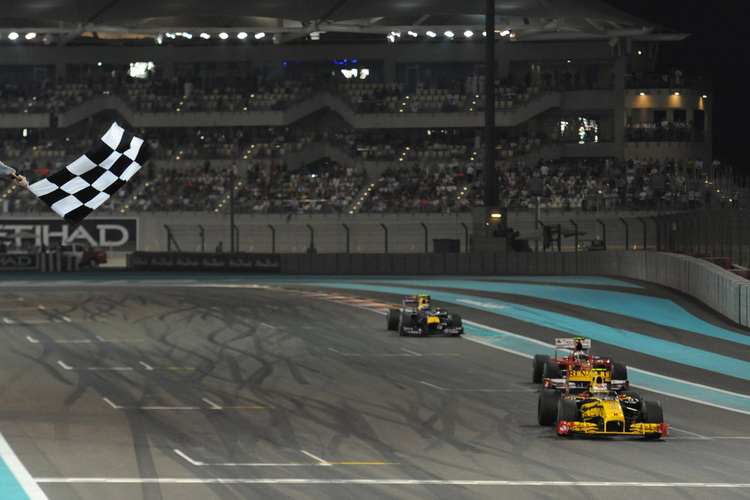 Alonso kommt hinter Petrov ins Ziel und verliert den Titel