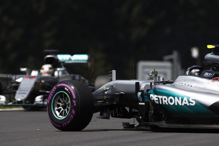 Nico Rosberg ist gegen Lewis Hamilton in Schräglage geraten