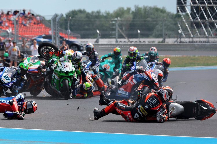 Hinter der Honda mit der Startnummer 97 krachte es gewaltig