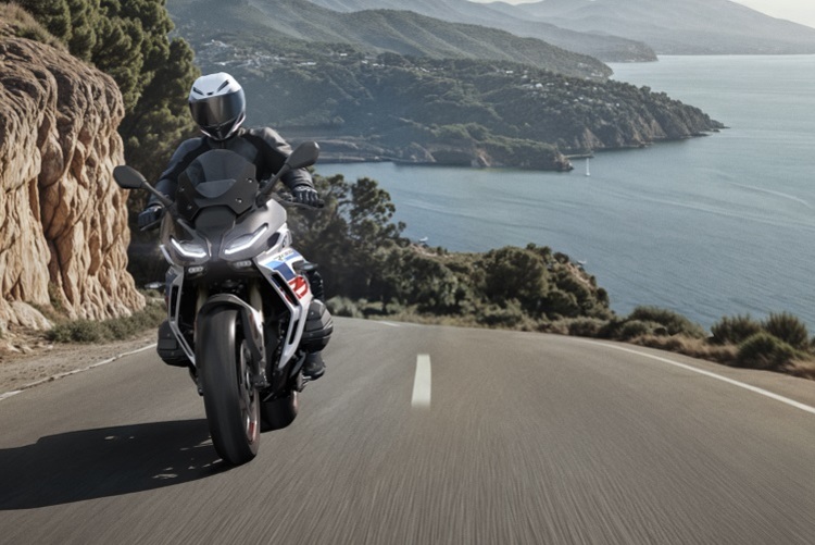Das Design der BMW R1300RS kaschiert den breit bauenden Boxermotor so gut das möglich ist