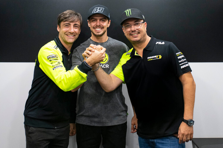 VR46-Teammanager Pablo Nieto, Fabio Di Giannantonio und Teamdirektor Uccio Salucci