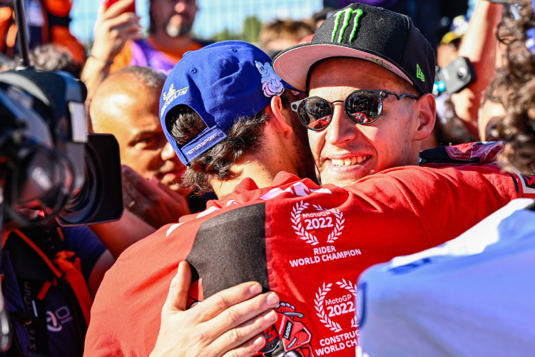 Starke Szene: Der entthronte MotoGP-Weltmeister Quartararo gratuliert Bagnaia