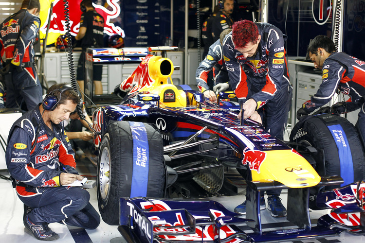 Das Red Bull Team arbeitet am Auto von Sebastian Vettel