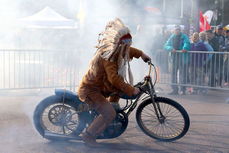 Speedway ist die älteste Motorrad-Weltmeisterschaft – Burn-out vom Indianerna-Maskottchen