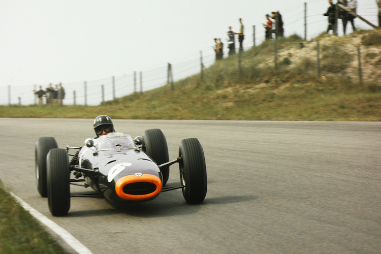 Graham Hill fegt 1964 durch die Dünen