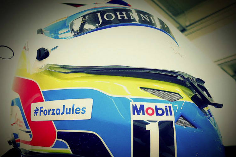 Der Gruss für Jules Bianchi am Helm von Fernando Alonso