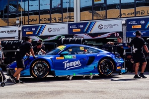 Nach starker Mechanikerleistung kehrt das Fahrzeug von Laurens Vanthoor Freitag auf den Guia Circuit zurück)