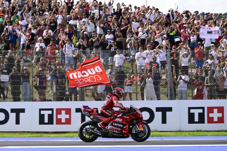 Bemerkenswert: Marc Marquez fuhr mit einer Ducati-Flagge