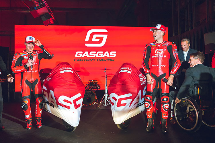 Das neue GASGAS-Team mit Pol Espargaó und Augusto Fernández. Rechts: Hervé Poncharal und Pit Beirer