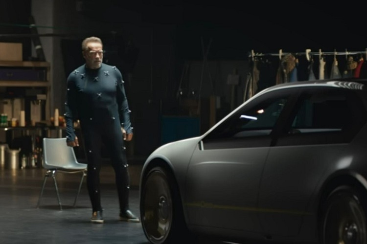 Arnold Schwarzenegger beäugt skeptisch die automobile Zukunft in Form des BMW i Vision Dee