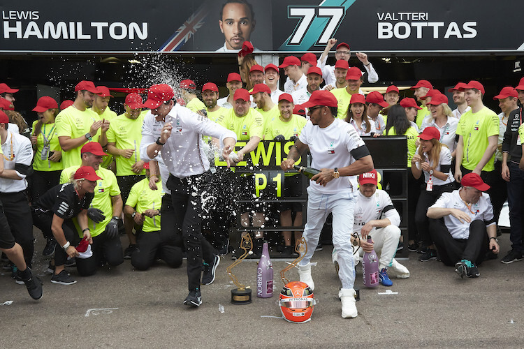 Lewis Hamilton feiert seinen Sieg