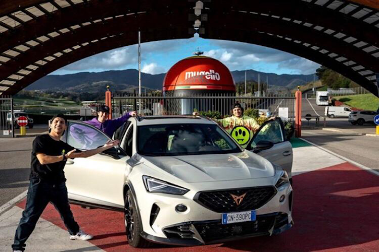 Ständig auf Achse. Eben noch auf der Kartstrecke in Cesena, dann auf der Ranch in Tavullia, jetzt auf dem GP-Kurs in Mugello