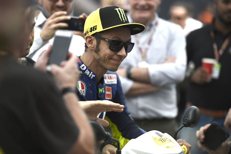 Alle wollen ein Bild vom Superstar: Im Fahrerlager findet Valentino Rossi keine Ruhe