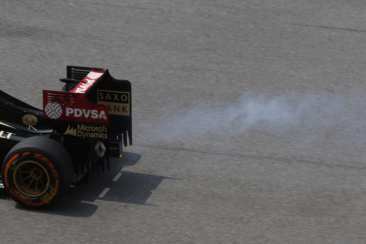 Schock für Lotus: Rauchzeichen stiegen aus dem Heck von Pastor Maldonados E22 auf