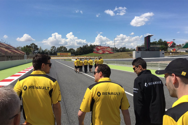 Die Renault-Piloten mit ihren Technikern beim Pistenrundgang auf dem Circuit de Barcelona-Catalunya