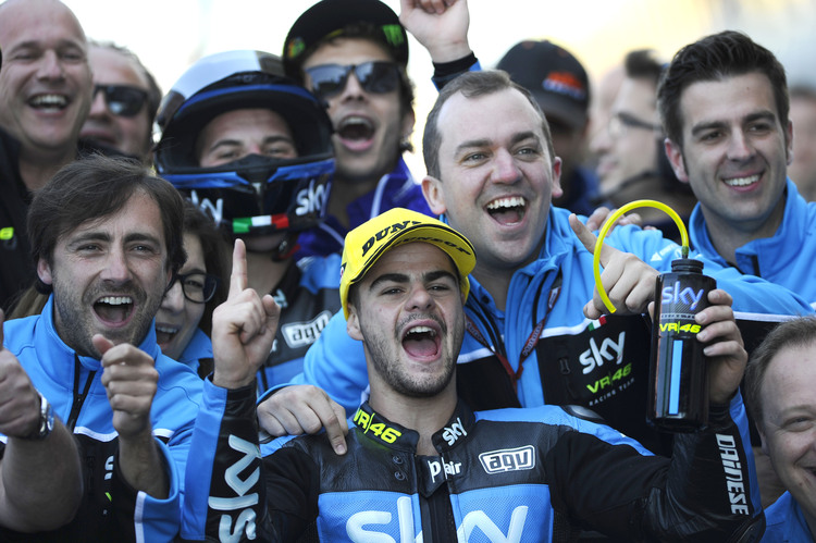 2015 konnte Valentino Rossi (hinten Mitte) nur einen Sieg von Romano Fenati bejubeln