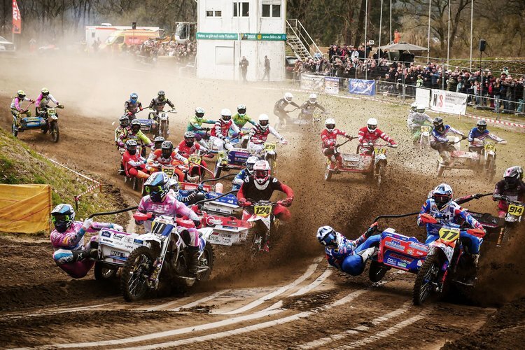 Doppelsieg nach schnellen Starts: Lielbardis (#10) vor Prümmer (#17), Hofmann (#124), verdeckt dahinter Peter (#20) und Weinmann (#25), Hengster (#914)