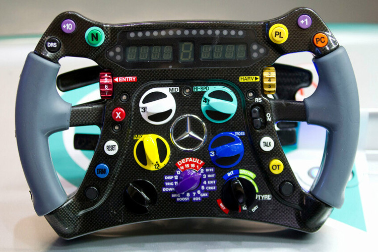 Das Lenkrad von Lewis Hamilton (Mercedes): Rechts oben der Knopf PL für «pit lane»
