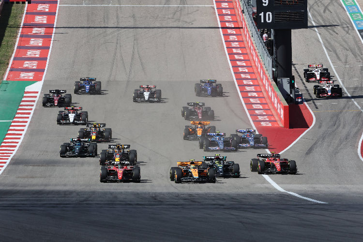 Direkt nach dem Start geht es auf dem Circuit of the Americas in Austin steil bergauf in Richtung Kurve 1