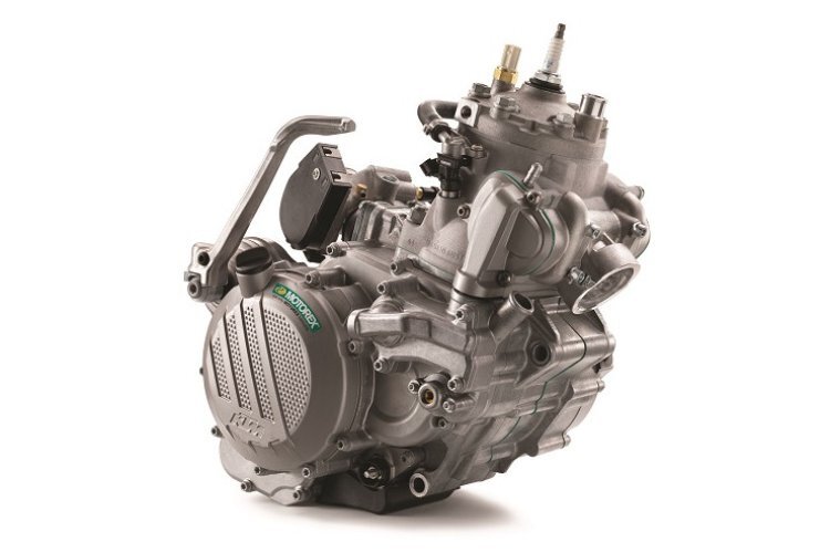 Ausgerüstet mit Benzineinspritzung in die Überströmkanäle und Getrenntschmierung: Zweitaktmotor von KTM