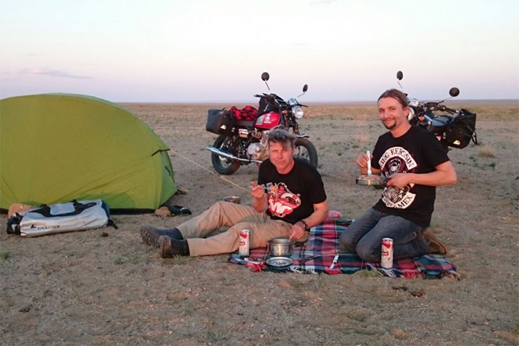 Echte Abenteurer brauchen kein Hotel: Campen in der Wüste Gobi in der Mongolei