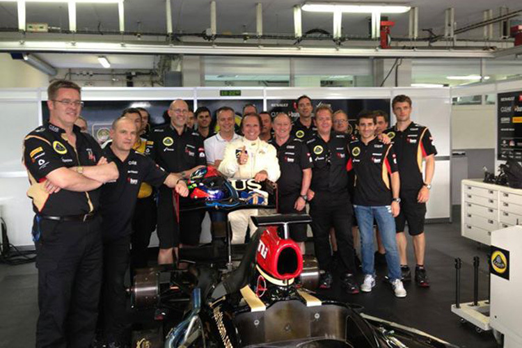 Emerson Fittipaldi: Erinnerungsbild mit der Lotus-Truppe vor seiner Testfahrt