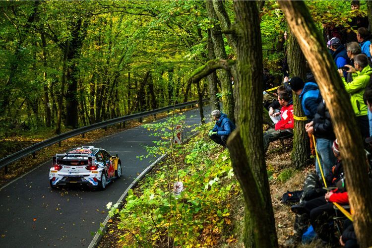 Grégoire Munster im Ford Puma auf schnellen, schmalen und schlüfrigen Straßenverlauf :