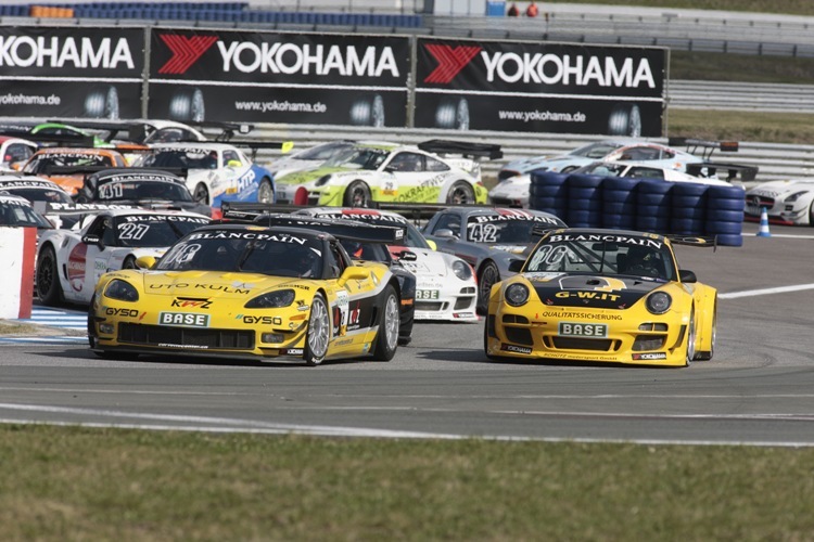 40 Autos von 13 Herstellern in der ersten Kurve in Oschersleben