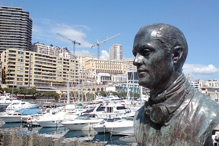 Die Büste von Louis Chiron im Bereich des Schwimmbads von Monaco