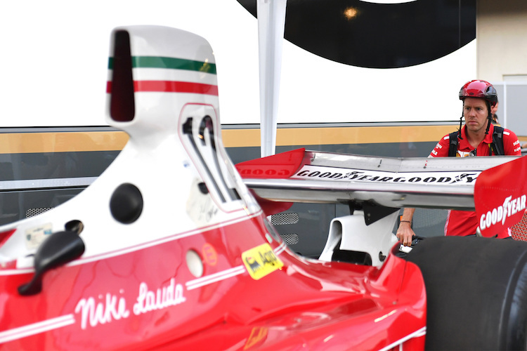 Sebastian Vettel betrachtet das Auto von Niki Lauda am Red Bull Ring 2019