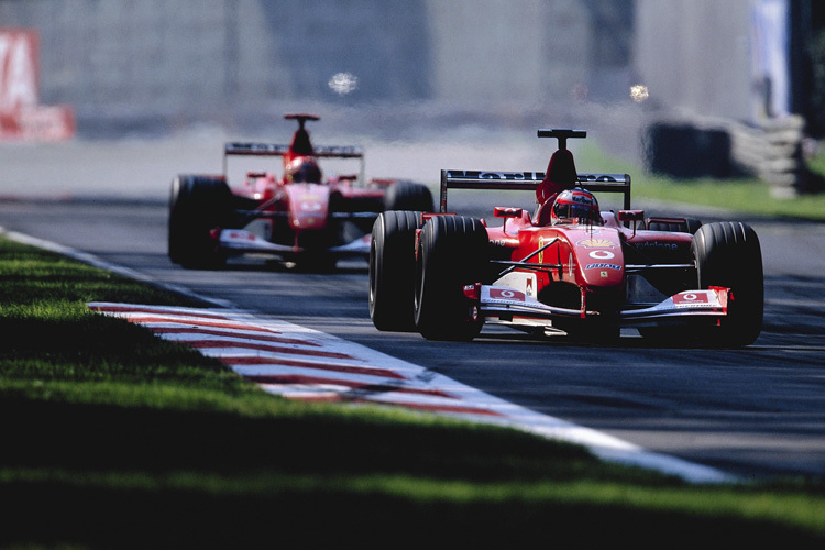 Ferrari 2002: Mit Michael Schumacher (hinten) und Rubens Barrichello überlegen