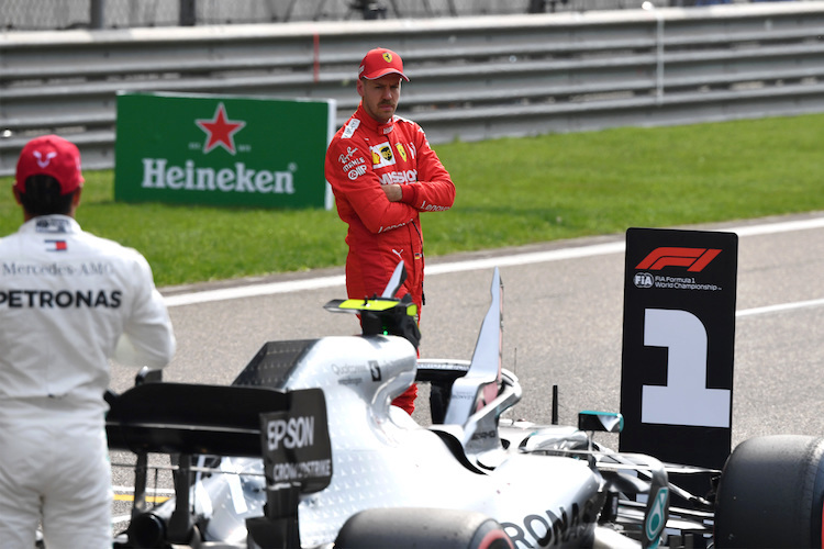 Sebastian Vettel: Ein langer Blick auf den Mercedes von Lewis Hamilton