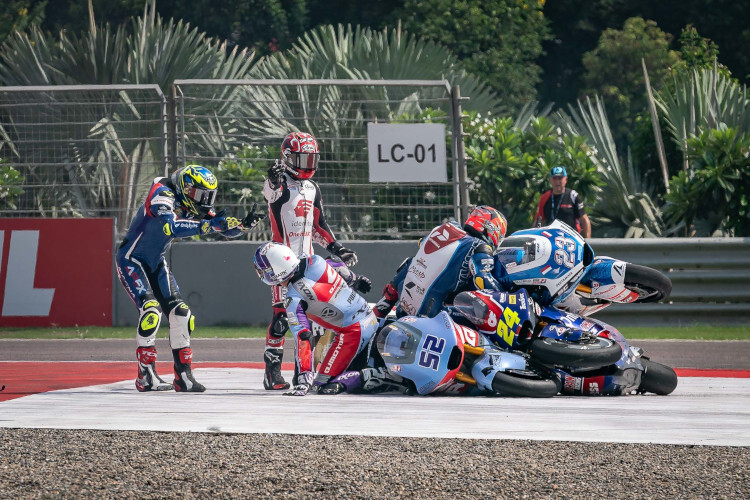 «Gestapelt»: Beim Startcrash der Moto2 ebenfalls in Indien haben sich Jeremy Alcoba und Kollegen gedacht: ‚Wir stapeln mal die Bikes, dann geht’s schneller wegzuräumen‘