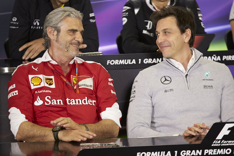 Teamchefs unter sich: Maurizio Arrivabene von Ferrari mit Toto Wolff von Mercedes