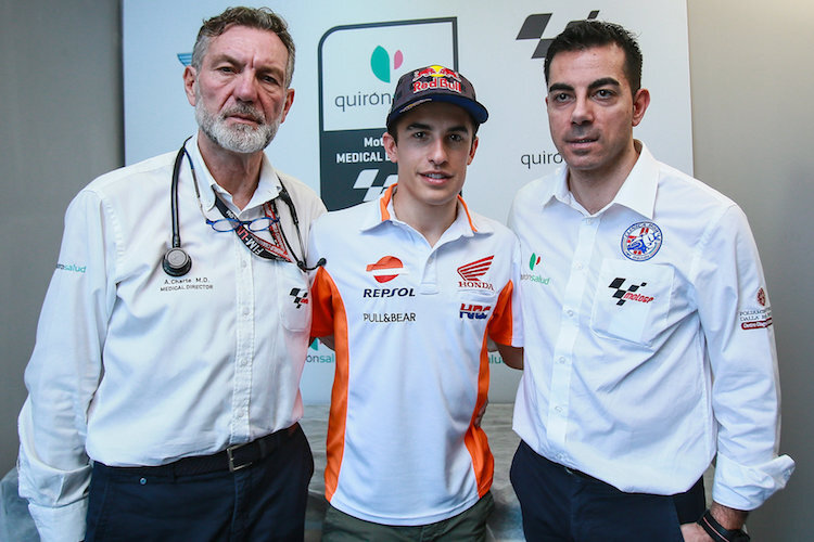MotoGP-Weltmeister Marc Marquez mit Medical Director Dr. Angel Charte (links) und Clinica-Mobile-Arzt Dr. Michele Zasa (rechts) 