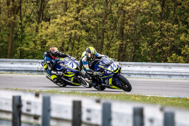 Sebastian Frotscher (44) und Gary Johnson rechnen sich in der IRRC Supersport gute Chancen aus