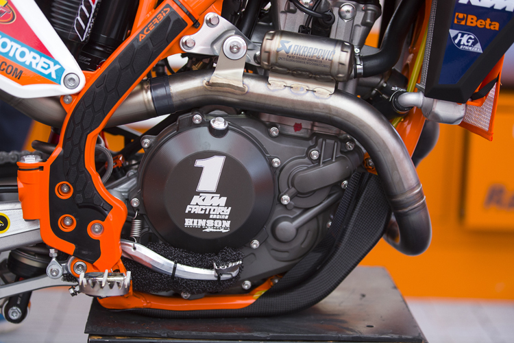 Mit Verbrennungsmotoren ist KTM im Cross-Sport führend