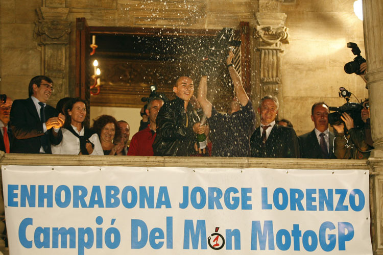 Auch die Champagner-Dusche absolviert Lorenzo weltmeisterlich