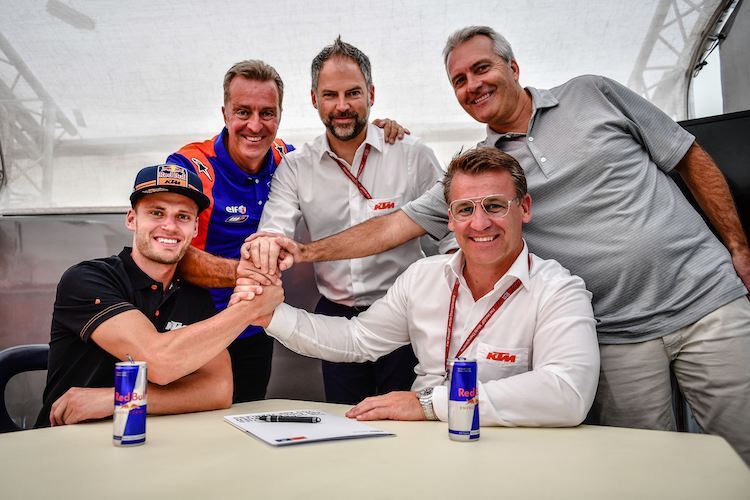 Der Moto3-Weltmeister von 2016 mit Hervé Poncharal, Jens Hainbach, Pit Beirer und Bob Moore