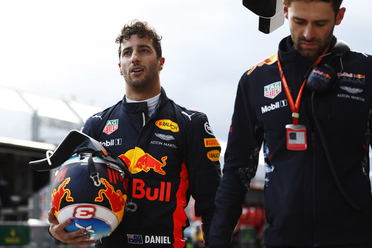 Daniel Ricciardo rasselte im Qualifying von Melbourne in die Reifenstapel