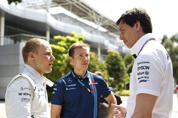 Bottas (links) mit Mercedes-Teamchef Toto Wolff (rechts) in Malaysia 2015