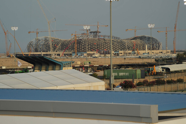 Das Stadion für die Handball-WM ist vom Paddock aus zu sehen