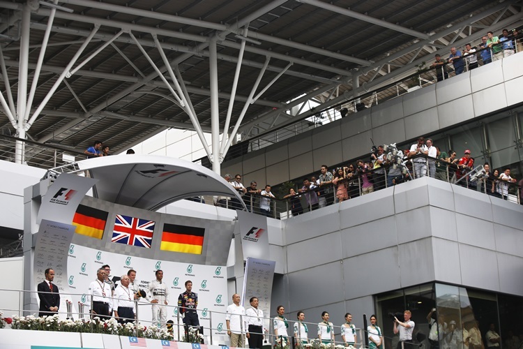 Gleich zwei deutsche Fahnen waren auf dem Podium zu finden - Nico Rosberg und Sebastian Vettel mussten sich  nur Lewis Hamilton geschlagen geben